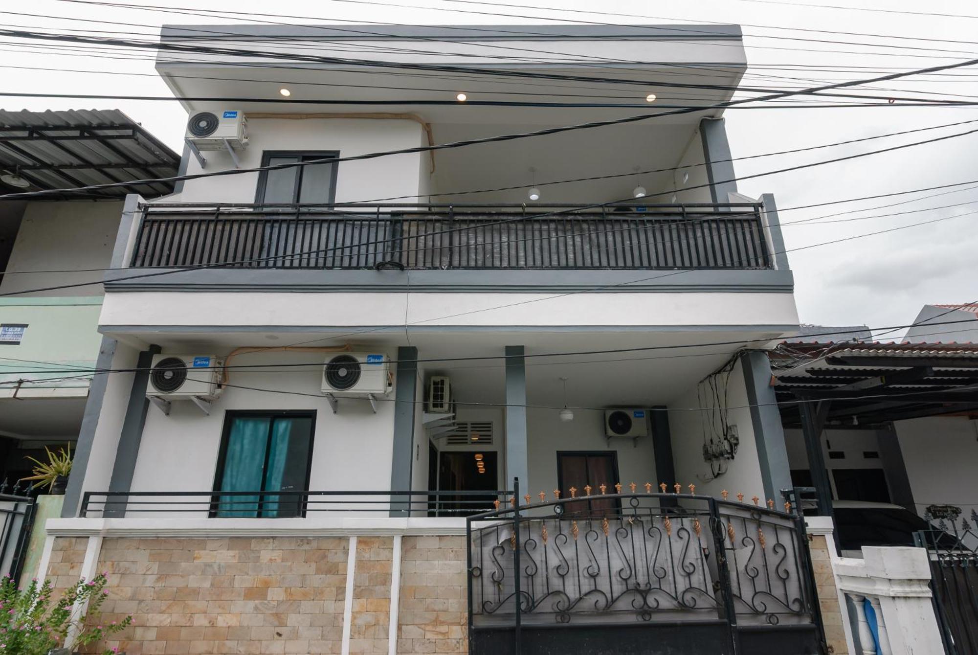 Reddoorz At Flamboyan Harapan Indah Hotel Bekasi Exterior photo