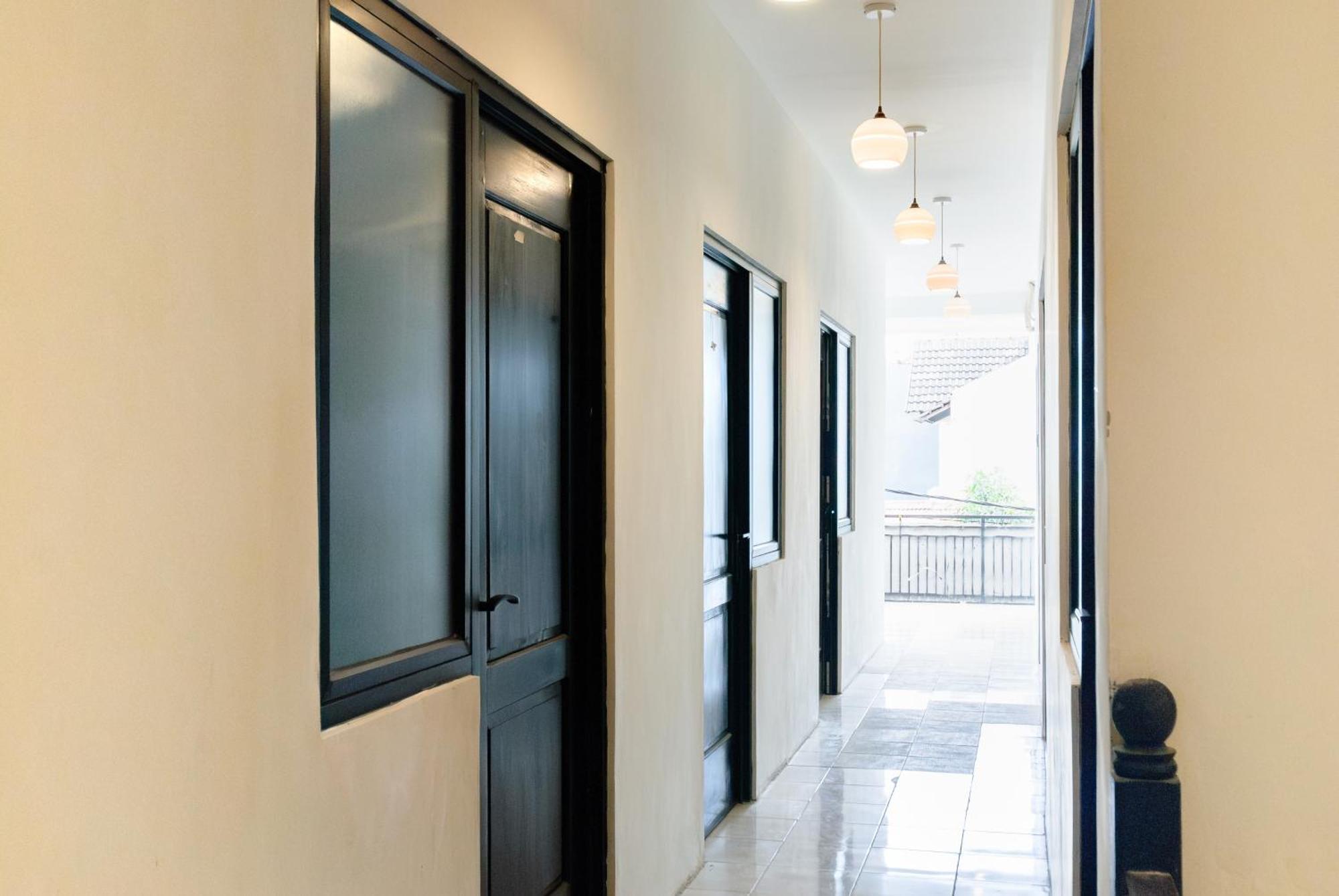 Reddoorz At Flamboyan Harapan Indah Hotel Bekasi Exterior photo