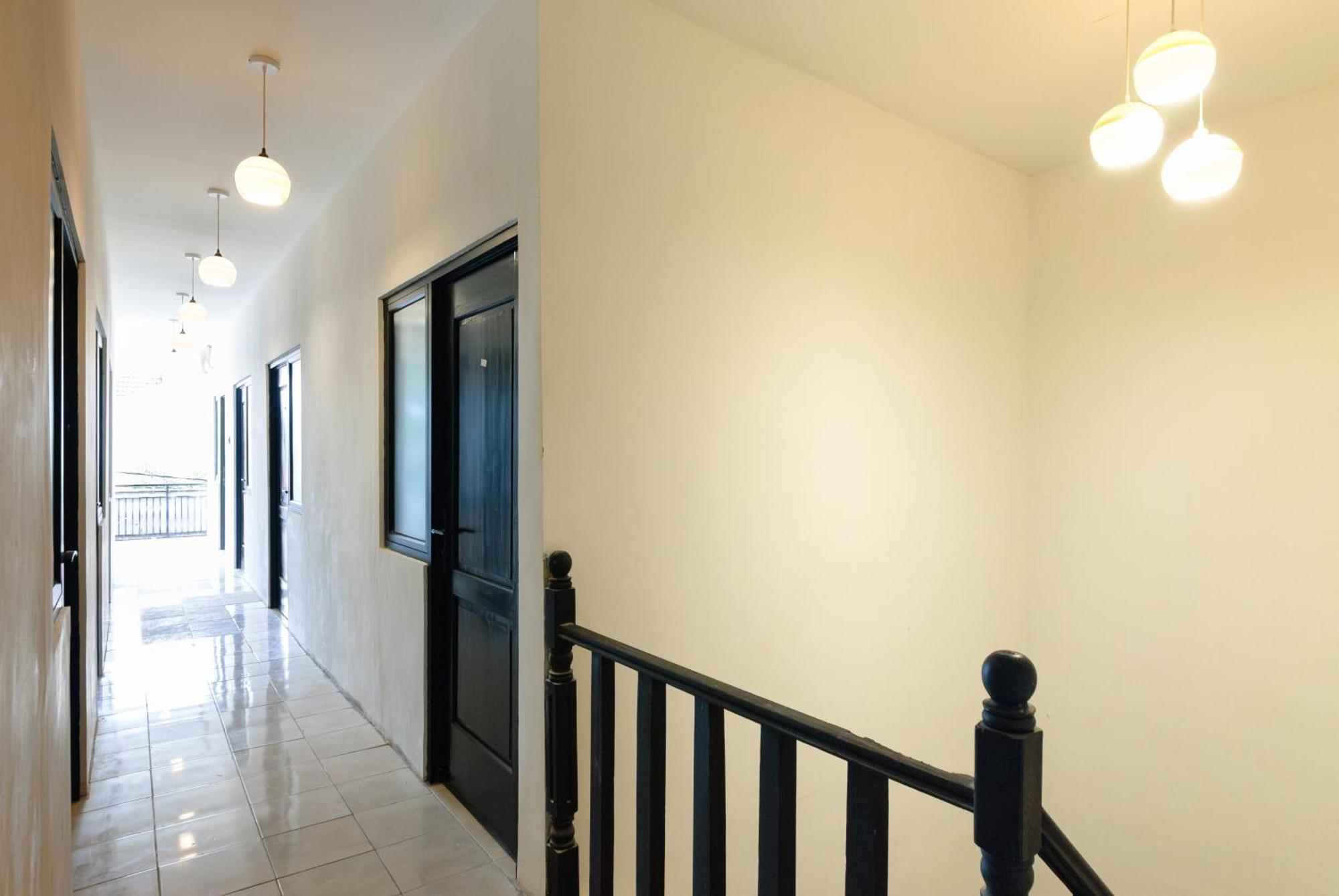 Reddoorz At Flamboyan Harapan Indah Hotel Bekasi Exterior photo