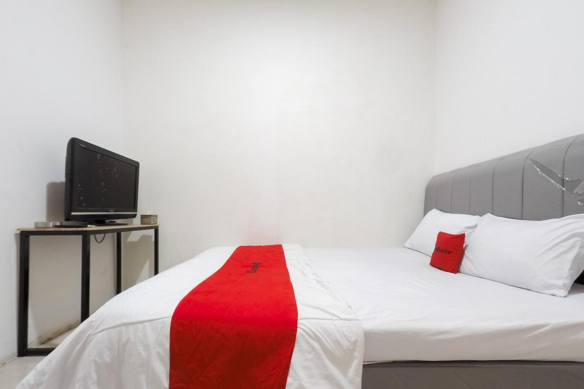 Reddoorz At Flamboyan Harapan Indah Hotel Bekasi Exterior photo